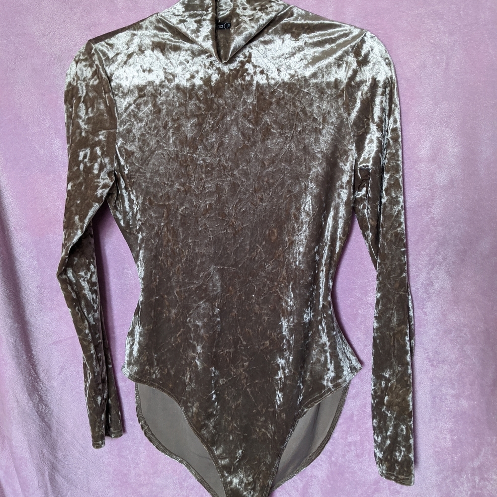 ✨ Boohoo velvet high neck bodysuit